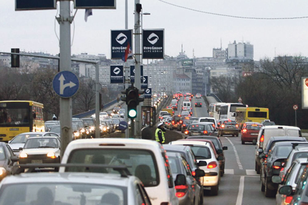 LANČANI SUDAR NA NOVOM BEOGRADU: Automobil se prevrnuo na krov, 2 povređena!