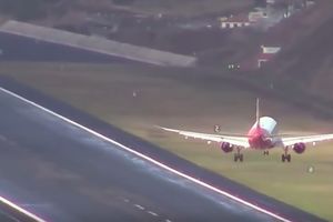 (VIDEO) TAMO SVI UMIRU OD STRAHA: Ovako izgleda sletanje na najopasnijem aerodromu na svetu