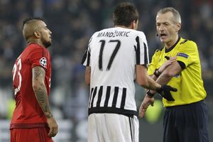 (VIDEO) ITALIJANI TVRDE: Engleski sudija namerno pokrao Juventus protiv Bajerna