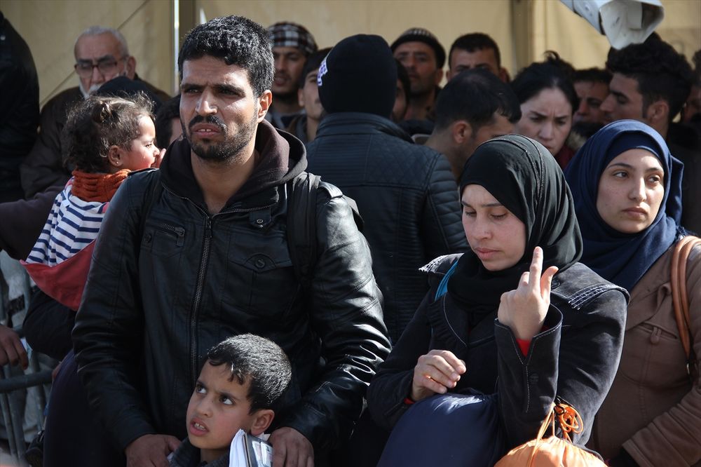 MAKEDONIJA PUSTILA 320 IZBEGLICA: U Grčkoj na granici čeka još 11.000 ljudi