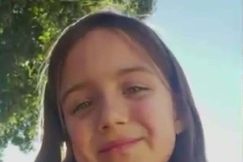 (VIDEO) ZAPLAKAĆETE OD OVE PRIČE: Devojčica skočila pred auto da bi spasila dve male drugarice