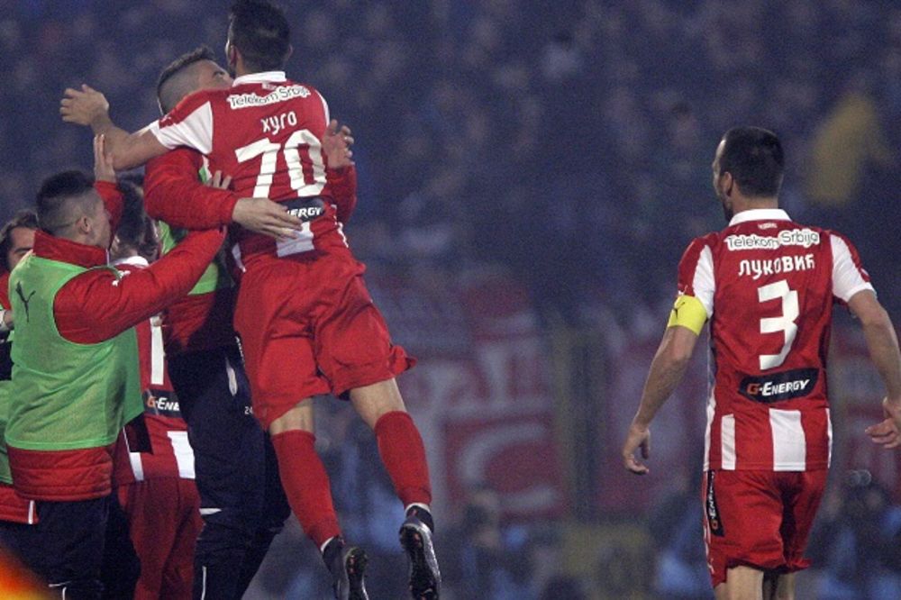 (FOTO) ŠAMPIONSKO PRSKANJE U SVLAČIONICI: Evo kako su fudbaleri Zvezde slavili pobedu u derbiju
