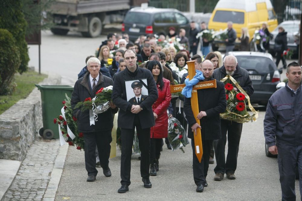 (FOTO) SAHRANJEN MILOŠEVIĆEV TELOHRANITELJ: Od Sente se oprostili Šainović, Kertes, Veselin Milić...