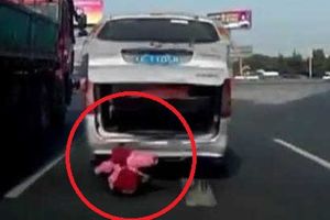 (VIDEO) SNIMAK KOJI LEDI KRV U ŽILAMA: Deda nije ni video dvogodišnjeg unuka kako ispada iz auta