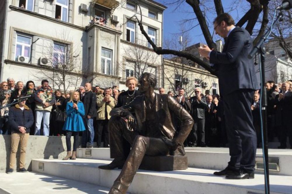 CVETNI TRG: Vučić otkrio spomenik Borislavu Pekiću