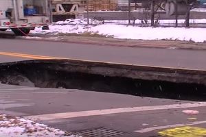 (VIDEO) NESTAO DEO ULICE: Otvorila se ogromna rupa na putu u Detroitu