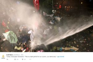 (FOTO) DEMONSTRACIJE U TURSKOJ: Suzavac i vodeni topovi na protestu za odbranu opozicionog lista