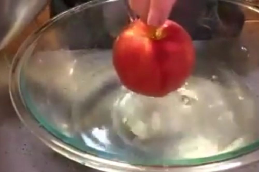 VIDEO KOJI ĆE VAS ZGROZITI: Pogledajte koliko se otrova nalazi na jednoj jabuci!