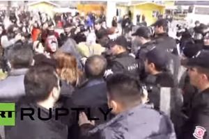 (VIDEO) BRUTALNOST TURSKE POLICIJE: Gumenim mecima i pendrecima po ženama!