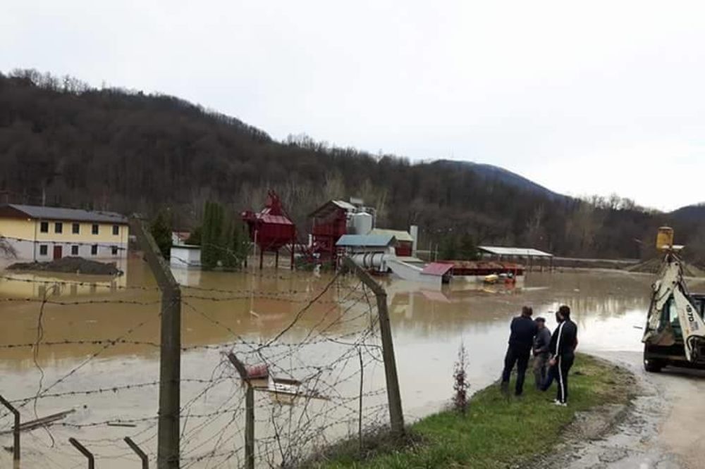 DRAMA KOD ČAČKA: Taksista satima zarobljen zbog poplava, promrzao prevezen u Hitnu