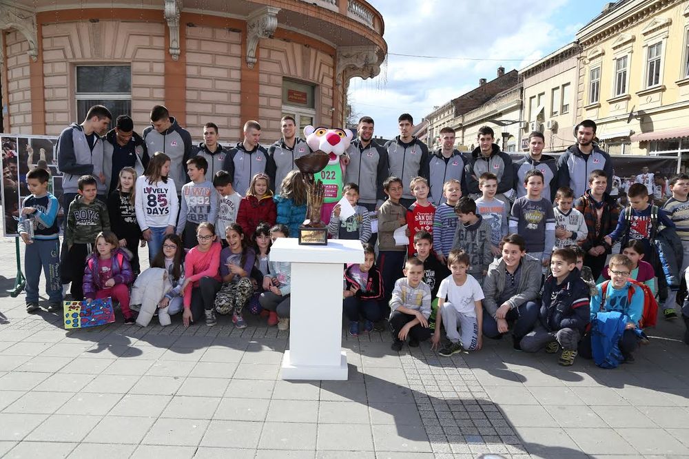 POKLON MITROVČANIMA: Košarkaši Mege doneli Žućkovu levicu na trg u Sremskoj Mitrovici