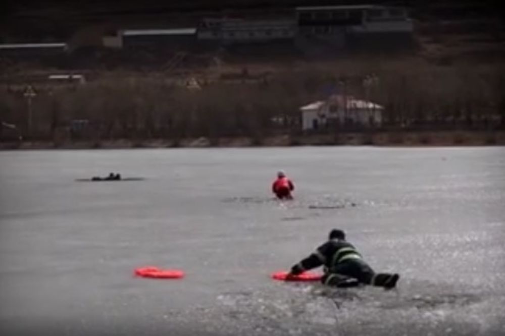 (VIDEO) HEROJI KINE: Hrabri vatrogasci spasli dva dečaka iz zaleđenog jezera