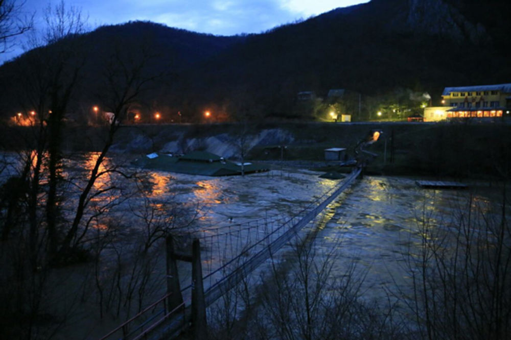 (FOTO) KABLAR POD VODOM: Poplavljen čuveni restoran u Ovčar Banji