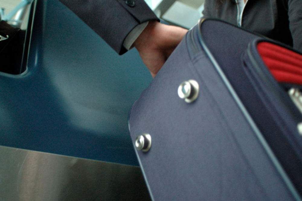OBEZBEĐENJE AERODROMA OSTALO U ŠOKU: Zgranuli se šta je putnik nosio u torbi