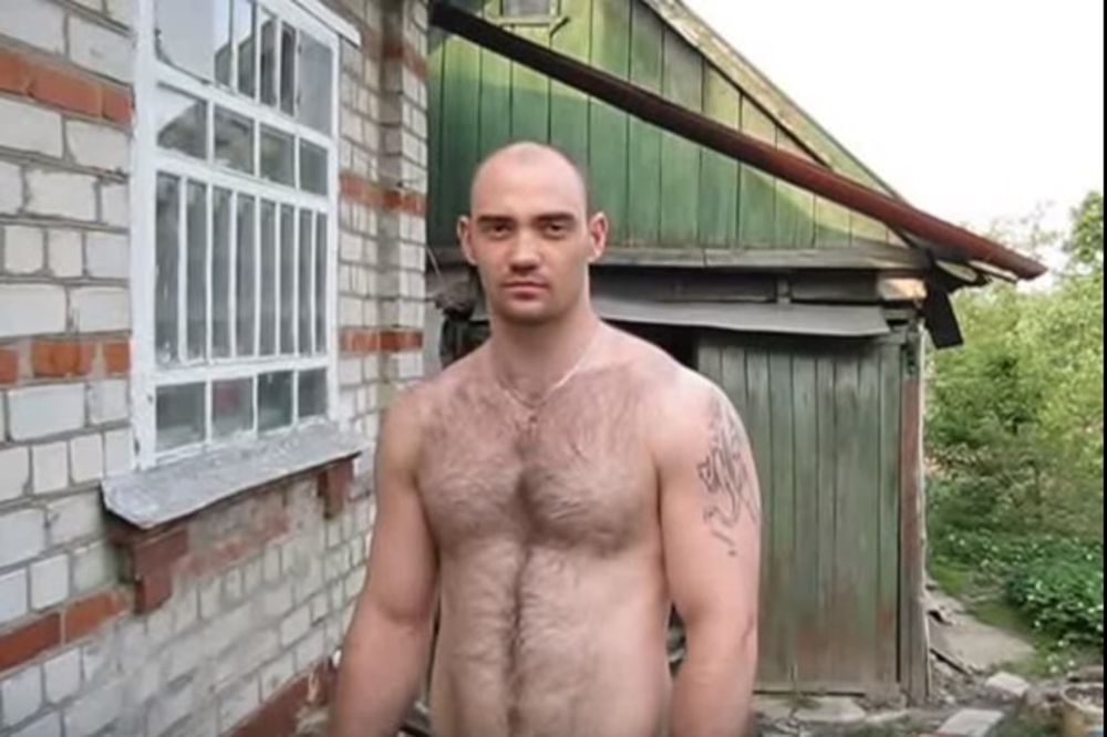 (VIDEO) SAMO U RUSIJI: Ono šta ovaj čovek radi umesto korišćenja čekića je nenormalno!