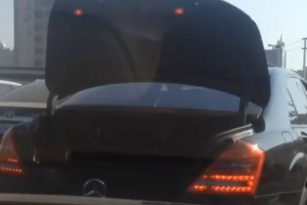 (VIDEO) ORIGINALNO: Ovako se Kazahstanac zahvaljuje vozačima kad mu ustupe prednost