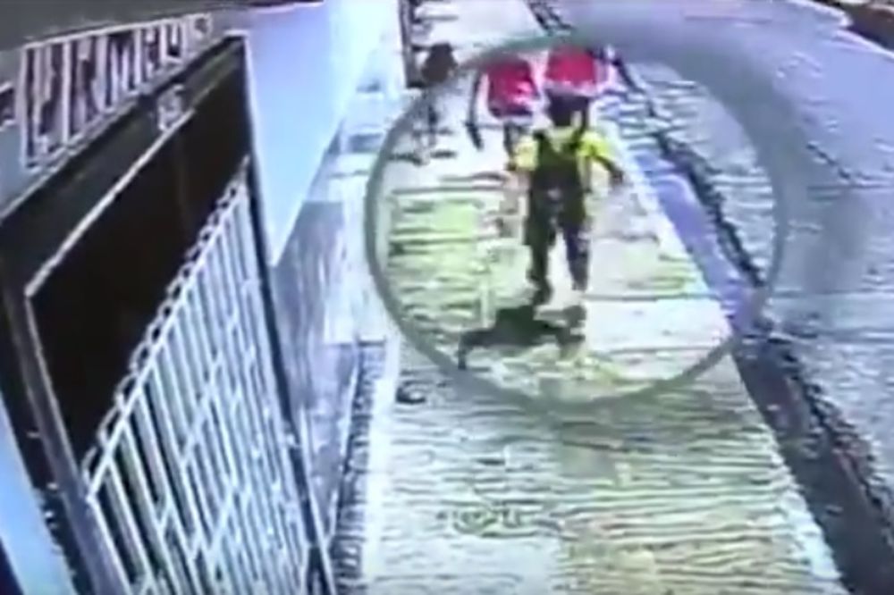 (VIDEO) OSVETA ZBOG RASKIDA: Muškarac pratio bivšu devojku i bacio joj kiselinu u lice