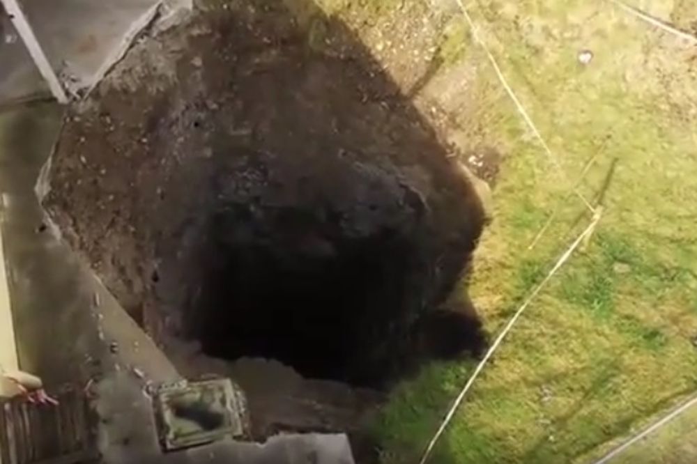 (VIDEO) BEZDAN U DVORIŠTU: Otvorila se ogromna rupa na korak od kuće