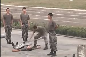 (VIDEO) ZABOLEĆE VAS GLAVA: Niste svesni šta ovi kineski vojnici sve mogu da podnesu!