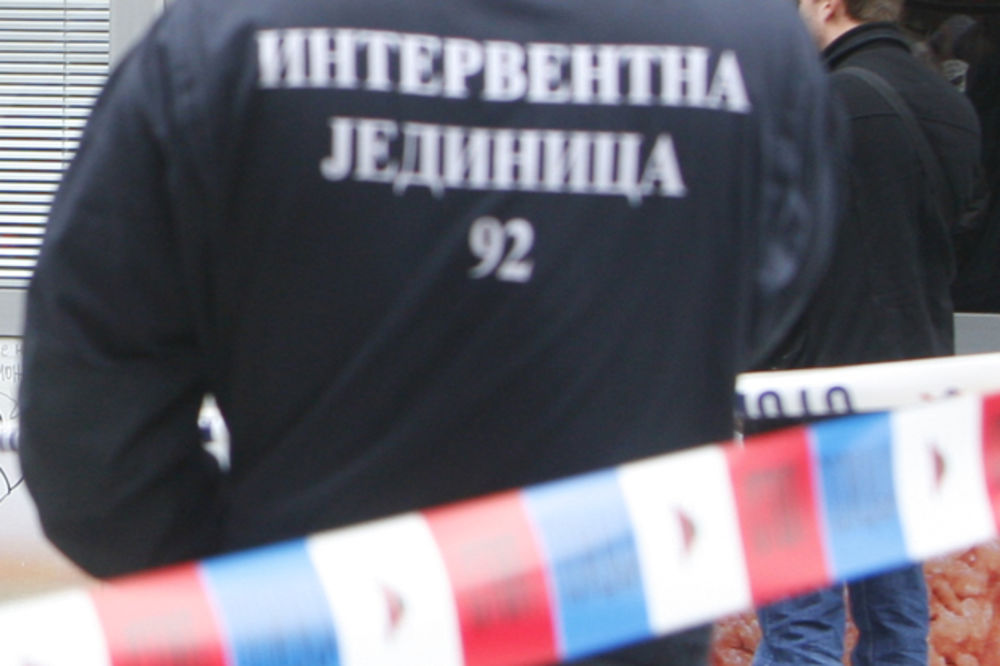 (FOTO) NEZAPAMĆEN NAPAD NA POLICAJCE JUTROS U SAVSKOJ: Vozač BMW (20) prvo im nudio mito, a kad su odbili kolima krenuo na njih, pa ih pesnicama udarao u glavu!