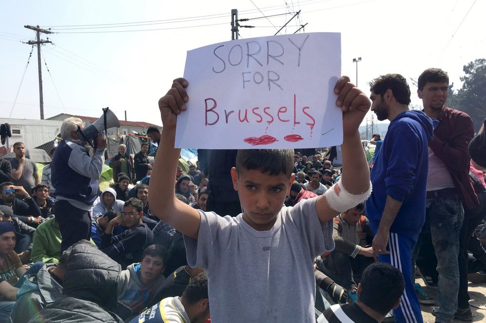 PORUKA KOJA JE OBIŠLA SVET Dečak na makedonskoj granici: Izvinite za Brisel!