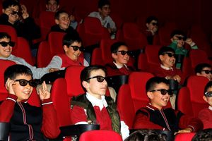 DEČJA RADOST: Mališani iz Sirije prvi put išli u bioskop