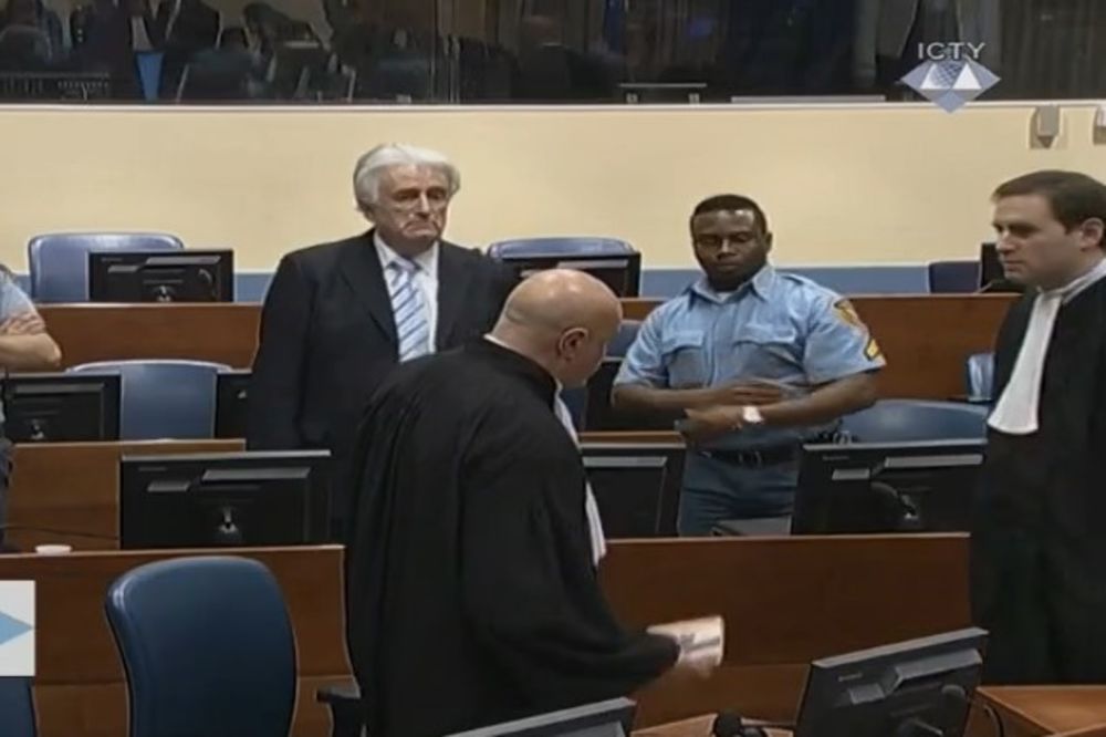 (VIDEO) 40 GODINA ZATVORA: Pogledajte kako je Karadžić odreagovao kada mu je izrečena presuda