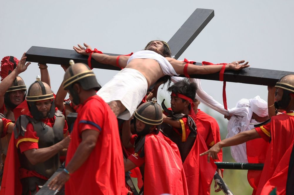 (UZNEMIRUJUĆI FOTO) VELIKI PETAK NA FILIPINIMA: Vernici se brutalno bičevali i razapinjali na krst