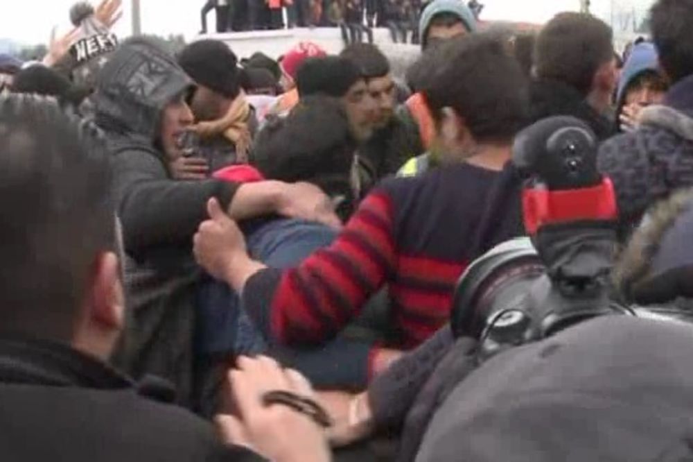 PONOVO NAPETO NA GRANICI SA MAKEDONIJOM: Pobuna migranata u Idomeniju, prete da sruše ogradu!