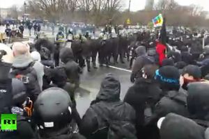 (VIDEO) GENERALNI ŠTRAJK U FRANCUSKOJ: Policija suzavcem razbija protest u Parizu!