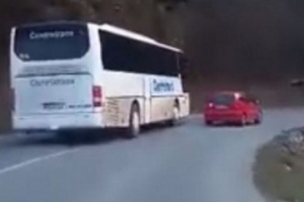 (VIDEO) STRAŠNO: Pogledajte kako bahati vozač autobusa pretiče!