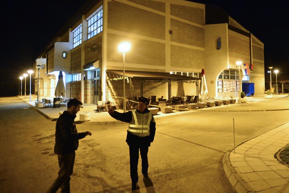 (FOTO) TERORISTIČKI NAPAD NA KOSOVU: Bačena bomba na dvoranu gde treba da govori Vučić