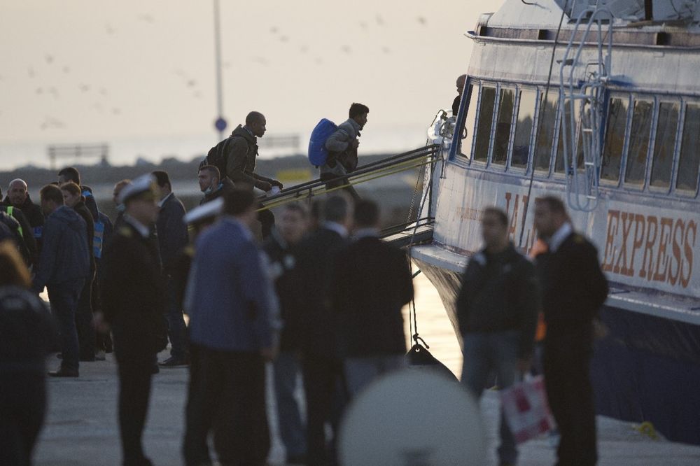 KRENULI PRVI TRAJEKTI: Grčka počela da vraća migrante u Tursku