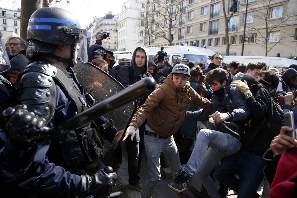 PROTESTI U FRANCUSKOJ SE OTIMAJU KONTROLI: Sindikati pozivaju na oštrije demonstracije!