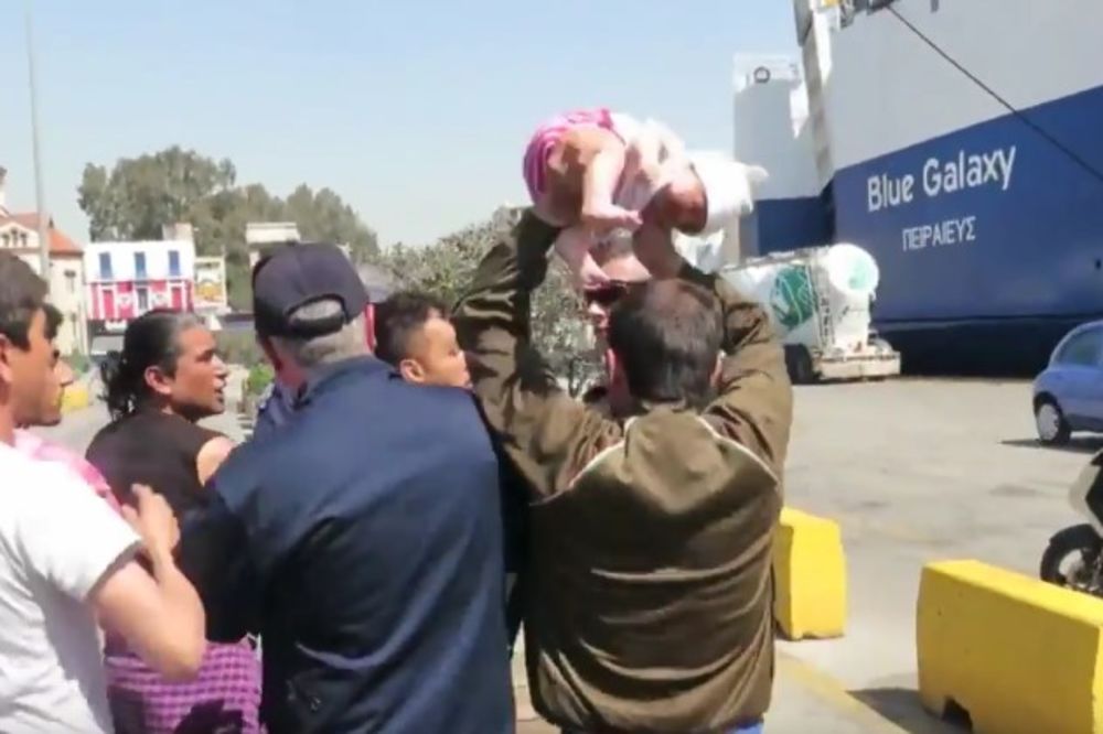 (VIDEO) ŠOKANTNE SCENE IZ GRČKE: Migrant pretio da će baciti bebu na policiju