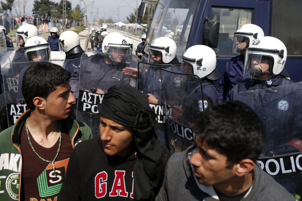 OPET TUČA MIGRANATA: Napali policiju u Grčkoj, traže da se otvori granica