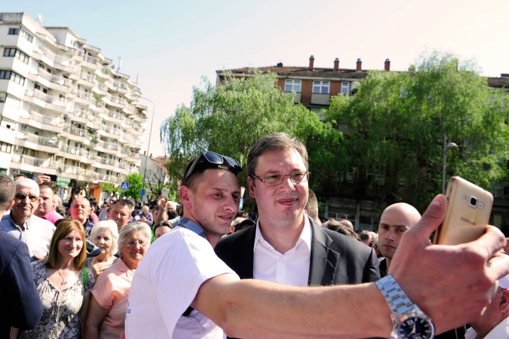 ALEKSINAČKI SELFI: Mladić iskoristio priliku da se slika s Vučićem