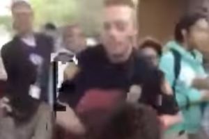 (VIDEO) A DOŠAO DA SPREČI NASILJE: Policajac brutalno bacio devojčicu (12) na beton