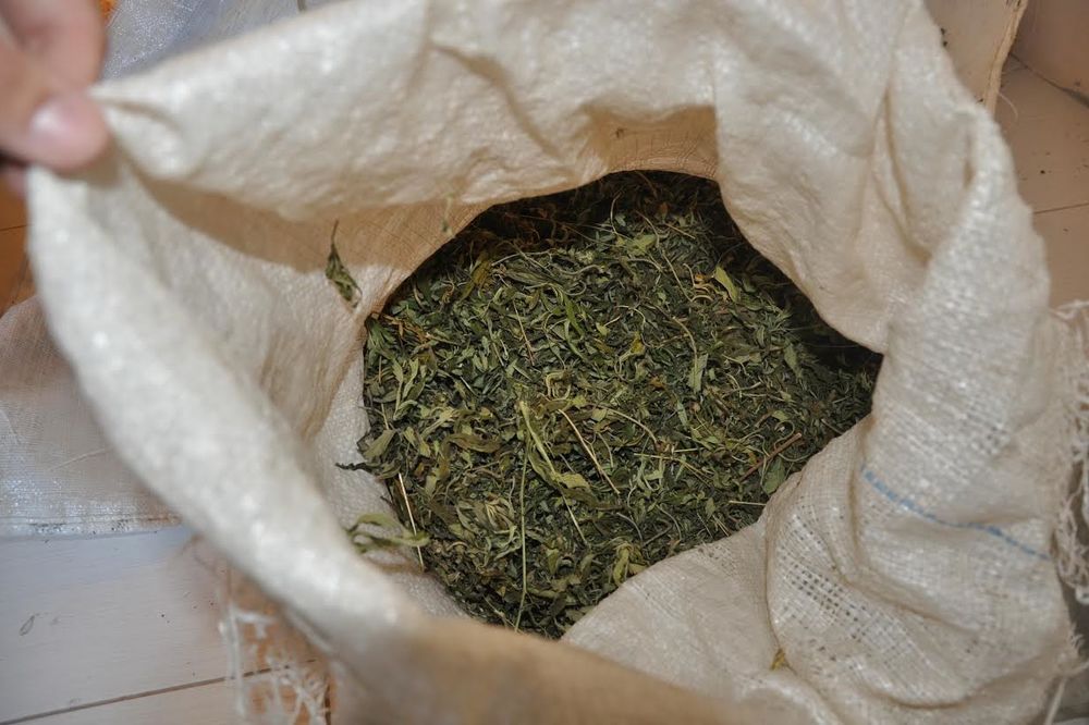 RUMA:Policija kod gosta kafane pronašala 11 paketića marihuane