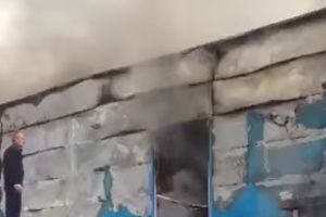 (VIDEO) POŽAR U UROŠEVCU: Gori fabrika obuće, troje povređeno