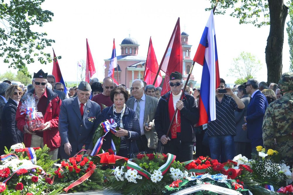 (FOTO) POČAST ZA 13.500 PALIH VOJNIKA JUGOSLAVIJE: Obeležena 71 godina od proboja Sremskog fronta