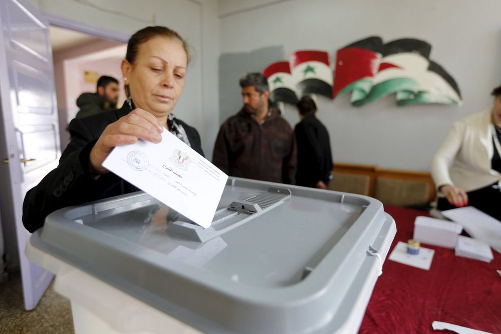(VIDEO) TRK DO BIRALIŠTA IZMEĐU EKSPLOZIJA: U Siriji počelo glasanje na parlamentarnim izborima