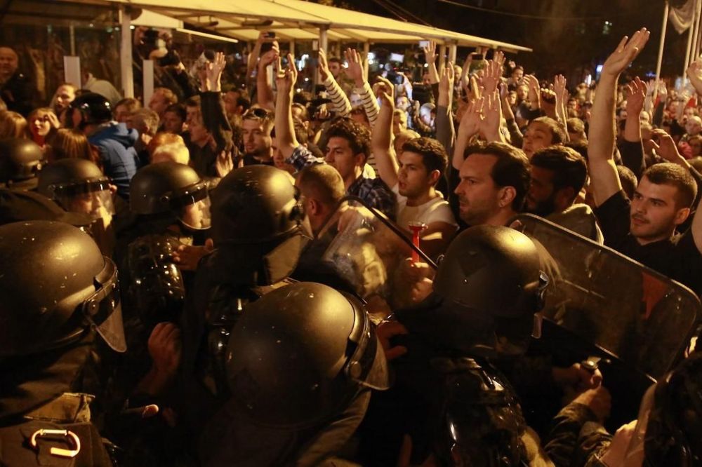 (VIDEO) EKSPLOZIJA NA PROTESTU U SKOPLJU: Demonstranti krenuli na sedište vladajuće stranke