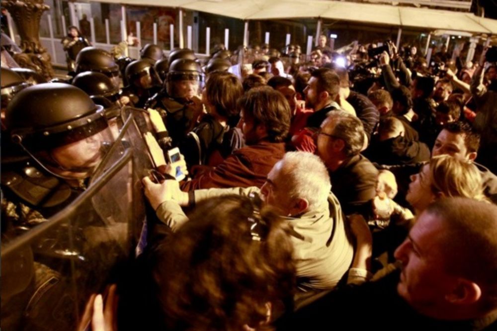 (VIDEO) BILANS PROTESTA U SKOPLJU: Uhapšeno 12 osoba, više njih povređeno, Predsedništvo demolirano!