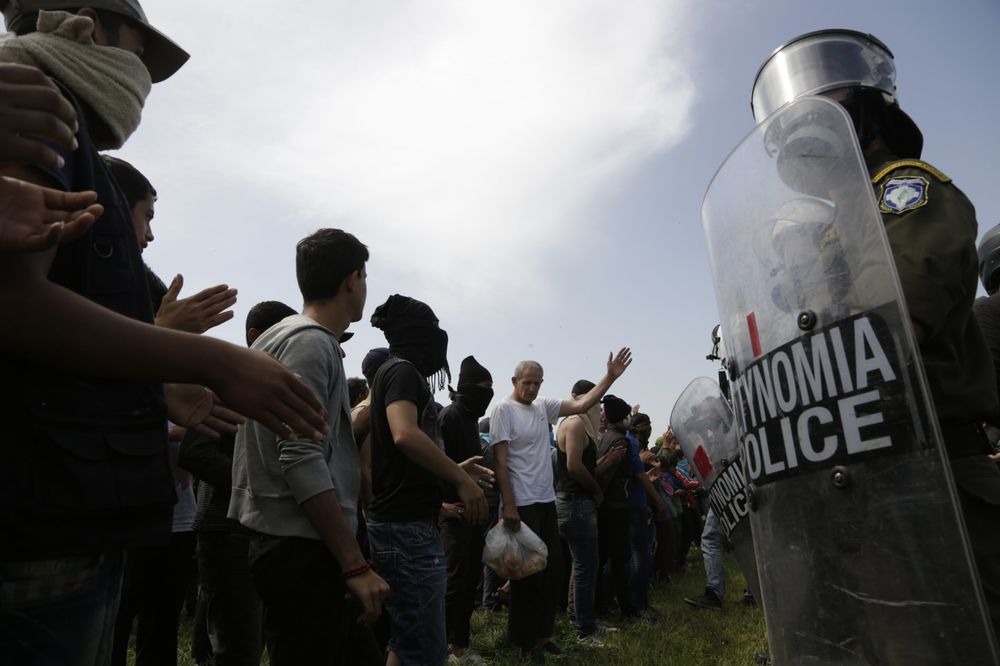 IZAZIVAJU ZASTOJE I NEREDE: Izbeglice i aktivisti blokirali auto-put Egnatia u Grčkoj