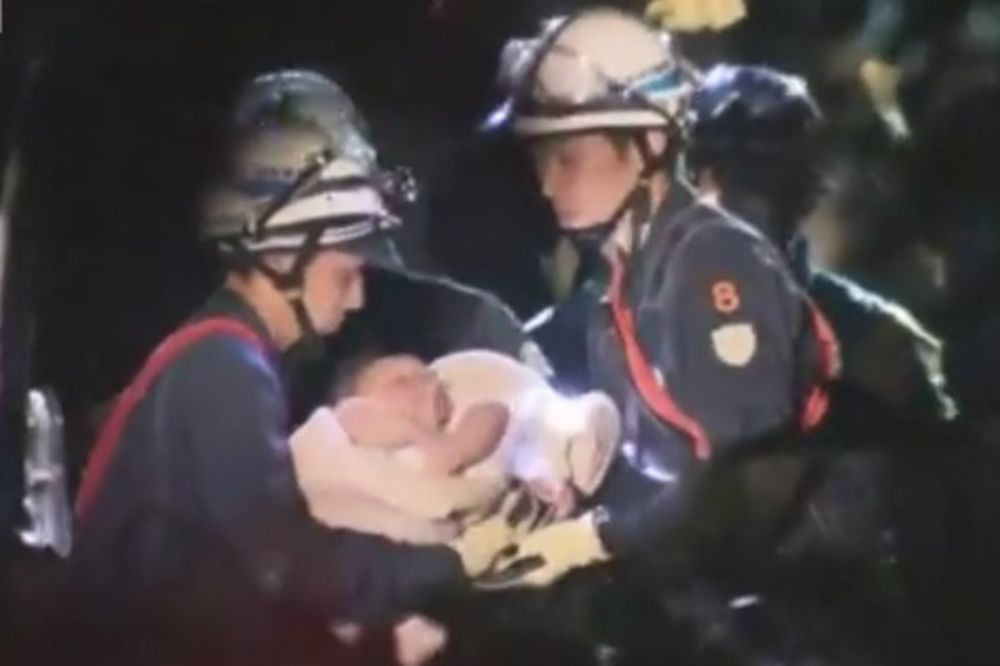(FOTO I VIDEO) ZEMLJOTRES U JAPANU: Beba živa izvučena posle 6 sati u ruševinama, zasad 9 mrtvih
