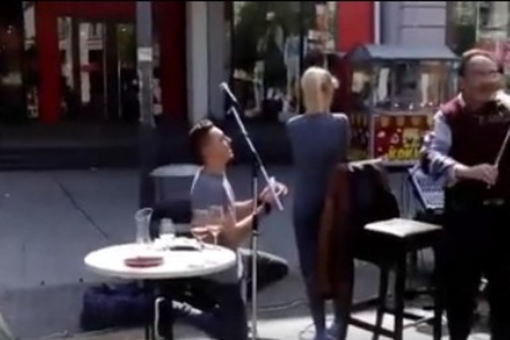 (VIDEO) UVEK JE VREME ZA ROMANTIKU: Prosidba u centru Zrenjanina, a devojka je rekla...