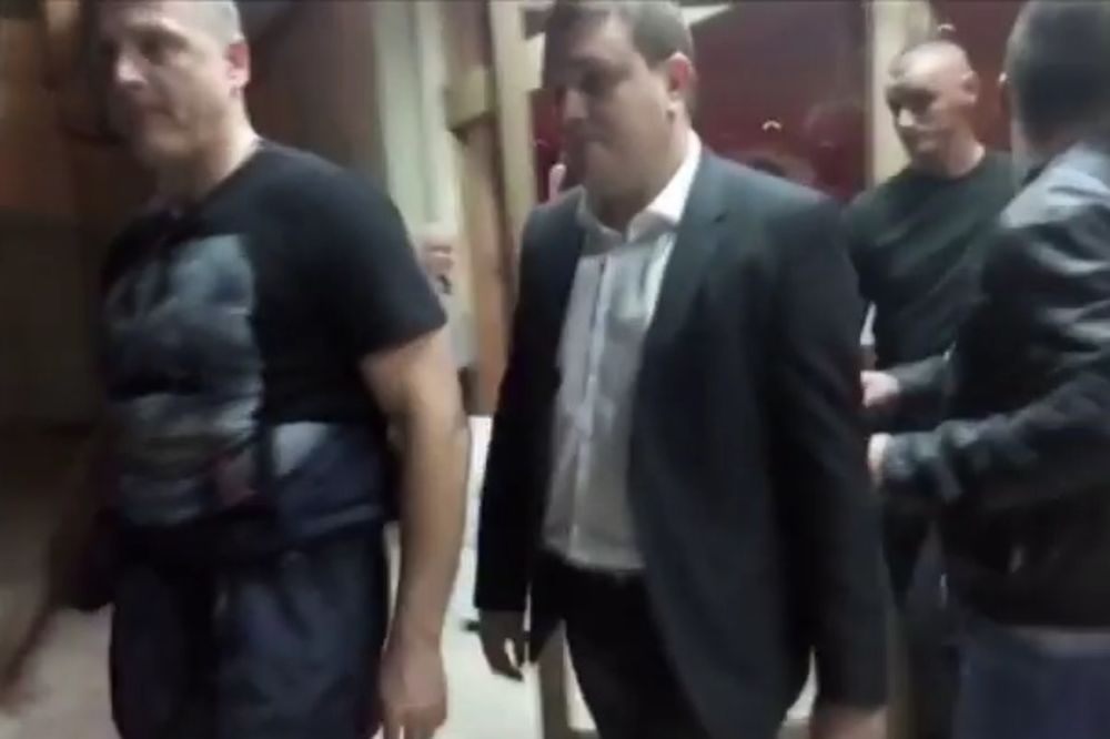 (KURIR TV) EKSKLUZIVNO: Evo kako policija izvodi zatočene čelnike Partizana sa stadiona Zvezde