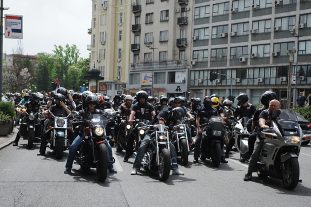 RIGOROZNA KONTROLA VOZAČA DVOTOČKAŠA: Maskirani policajci love motocikliste!