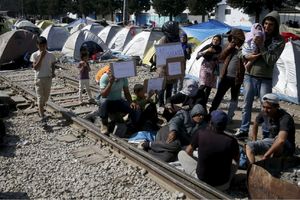 PROTESTI NA GRANICI: Migranti blokirali prugu kod Idomenija